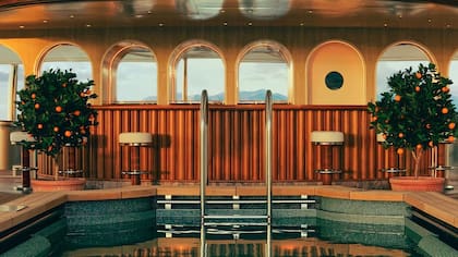 La embarcación combina la exclusividad de un hotel cinco estrellas con la experiencia de navegar