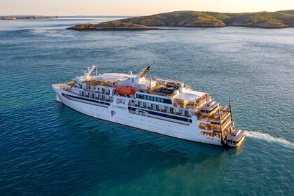 La embarcación Coral Adventurer tiene capacidad para hasta 120 pasajeros y una tripulación de 46 personas