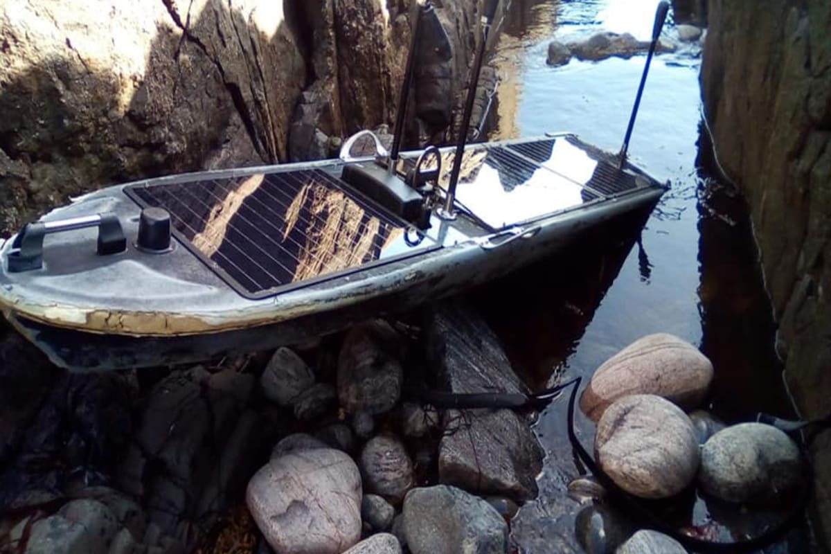La embarcación fue descubierta sobre las costas de una isla escocesa. Tiene el tamaño de una tabla de surf y está cubierta de paneles de energía solar y de antenas. Llamada Wave Glider es utilizada para misiones de inteligencia. Se sospecha que podría ser una nave enviada por Rusia