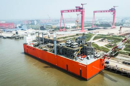 La embarcación llegará al puerto de Bahía Blanca en febrero y permitirá convertir a gas licuado 2,5 millones de metros cúbicos