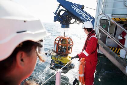 La embarcación naufragada en el Báltico fue explorada por robots submarinos, uno de los cuales fue lanzado de este barco, el Stril Explorer.