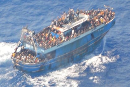 La embarcación transportaba a 400 personas que buscaban llegar a Grecia a través del Mar Mediterráneo