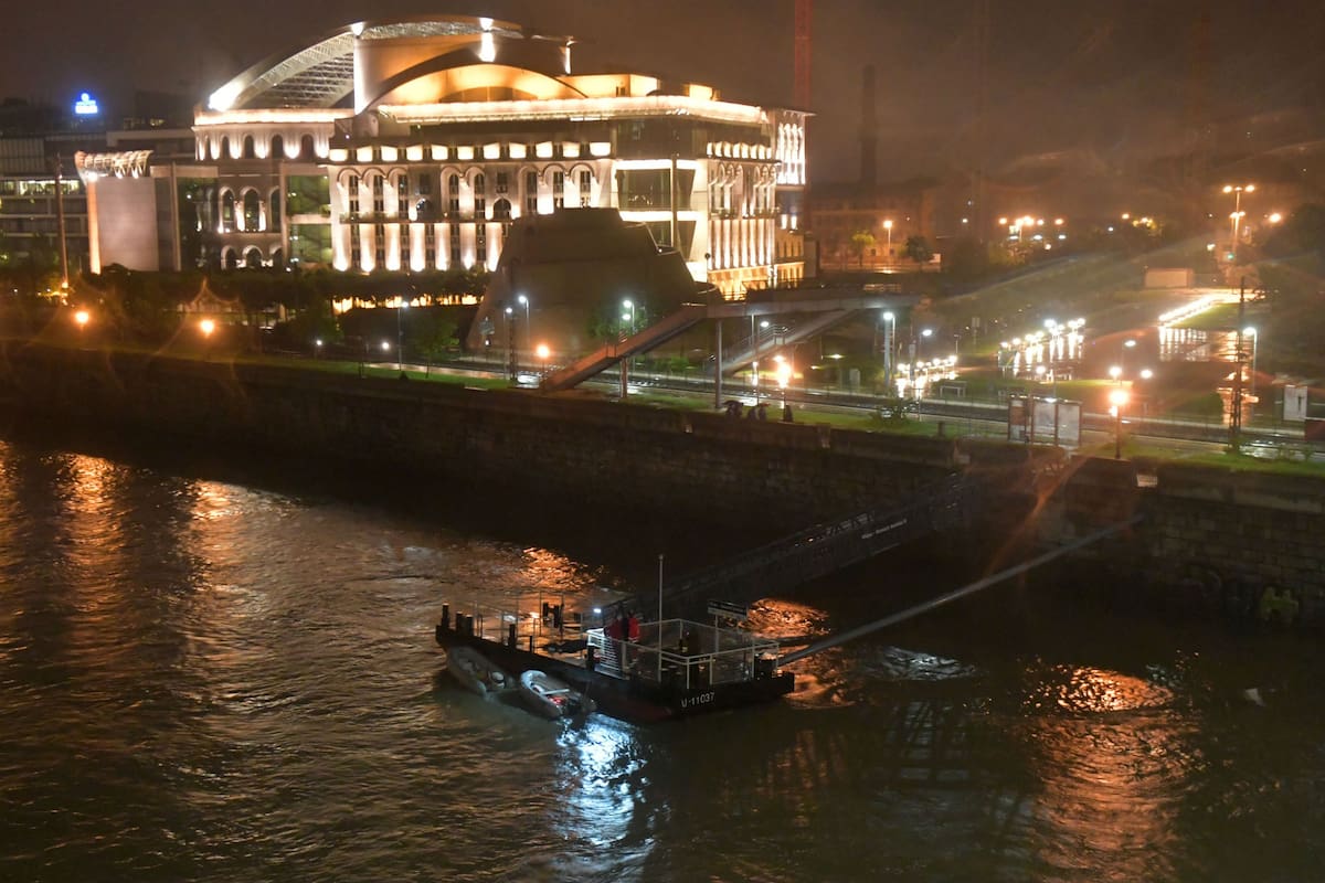 La embarcación turística chocó con otra cuando pasaba frente al Parlamento húngaro