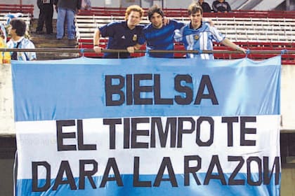 La emblemática bandera, el día que se estrenó en el Monumental