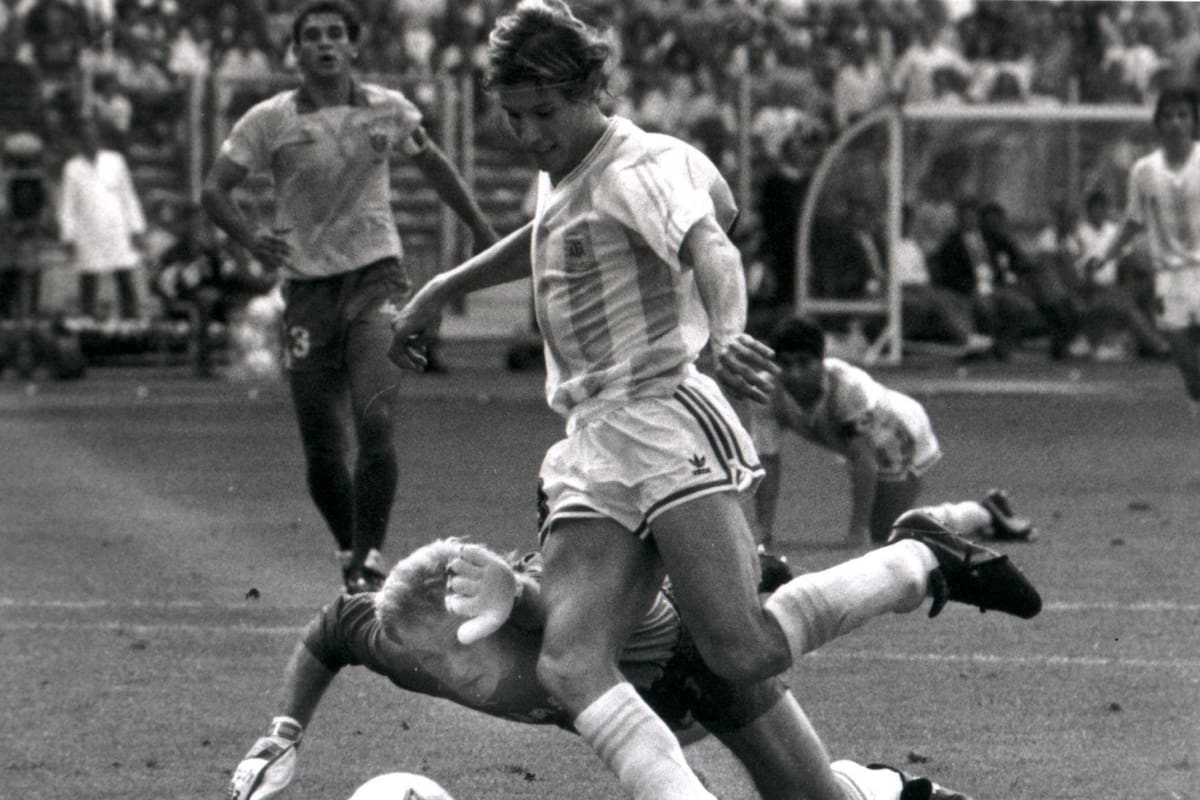 La emblemática gambeta de Caniggia a Taffarel en el Mundial de Italia 90; Diego mira la definición gateando en el piso