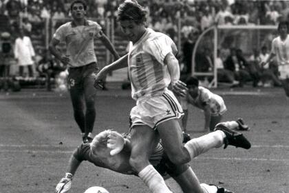 La emblemática gambeta de Caniggia a Taffarel en el Mundial de Italia 90; Diego mira la definición gateando en el piso