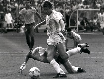 La emblemática gambeta de Caniggia a Taffarel en el Mundial de Italia 90; Diego mira la definición gateando en el piso