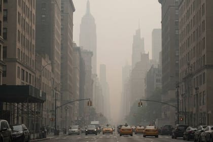La emergencia de salud pública provocada por el humo de incendios forestales canadienses que afecta la calidad del aire en Nueva York
