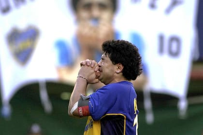 La emoción de Diego, la tarde de su partido homenaje, en 2001