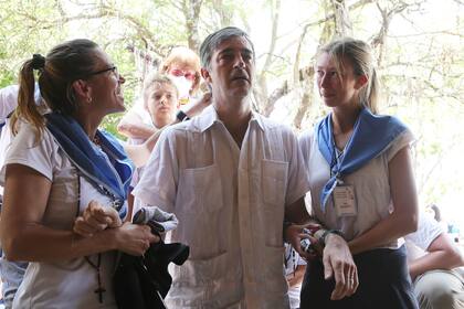 La emoción de Esteban Bullrich al llegar al santuario de la Virgen del Cerro, en Salta