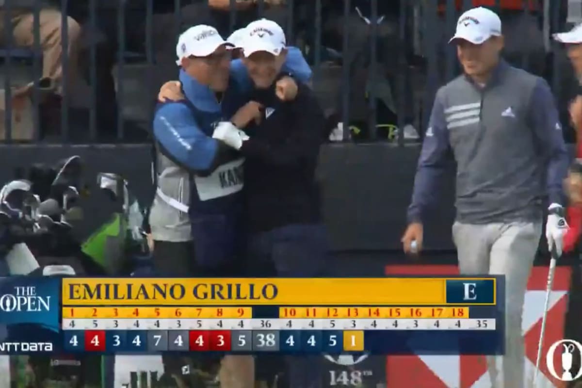 La emoción de Grillo tras el "ace" en el Abierto Británico; lo abraza el caddie del surcoreano Kang
