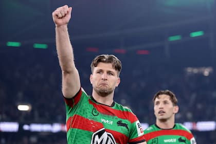 La emoción de Jai Arrow por el recibimiento en el ingreso al campo de juego junto a sus compañeros de South Sydney Rabbitohs; se retiró a los 31 años, tras el diagnóstico de ELA