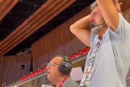 La emoción de José Montesano y Hugo Conte con el triunfo del seleccionado argentino de vóleibol ante EE.UU. en Tokio 2020.