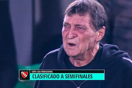 La emoción de Julio César Falcioni luego de que su equipo se clasificara a las semifinales de la Copa de la Liga Profesional: el entrenador perdió el jueves a su esposa.