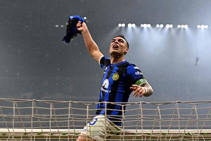 La emoción de Lautaro Martínez en los festejos, subido al travesaño, de cara a los hinchas de Inter