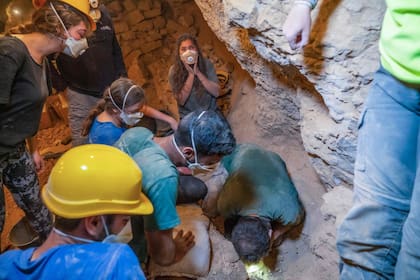 La emoción de los arqueólogos israelíes durante el hallazgo de varios artefactos históricos