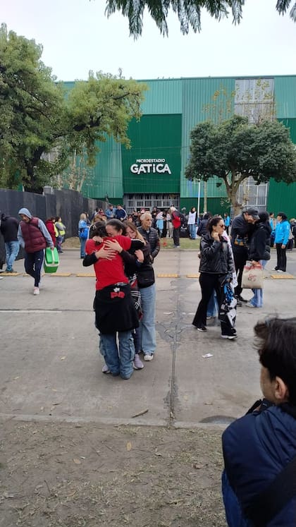 La emoción de los fanáticos tras desfilar por la capilla ardiente del Indio Solari