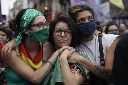 Los militantes que apoyan la legalización del aborto esperan el resultado durante más de 20 horas