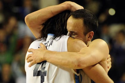 La emoción de Manu, reflejada en ese abrazo con Scola