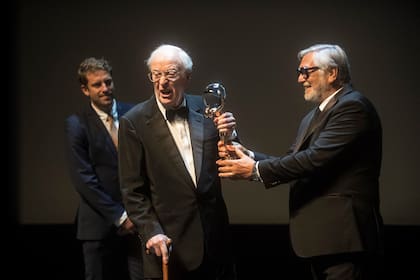 La emoción de Michael Caine al recibir el premio a la trayectoria en el Festival Internacional de Cine de Karlovy Vary