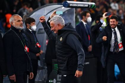 La emoción de Mourinho, al final del cotejo; Roma ganó y está en la final de la nueva Conference League