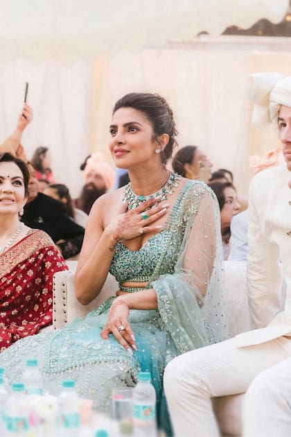 La emoción
de Priyanka, junto a su
marido, Nick Jonas, y su
madre, Madhu.