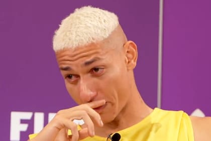 La emoción de Richarlison durante la entrevista con Ronaldo