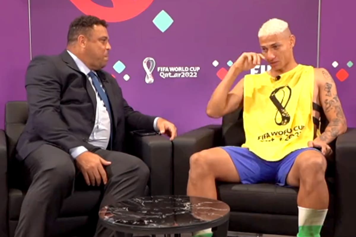 La emoción de Richarlison durante la entrevista con Ronaldo