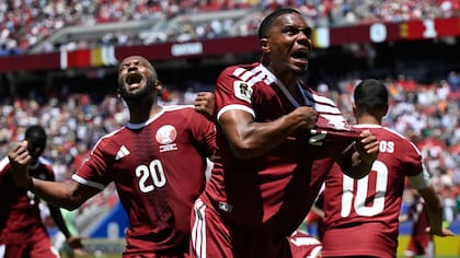 La emoción de todo Qatar por el empate agónico que logró ante Suiza, tras soportar un asedio permenante de los europeos; Pedro Miguel lo grita como si fuera propio el 1-1