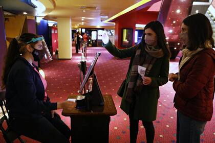 La emoción de un “acto reparador”: así se vivió la reapertura de cines en la Ciudad de Buenos Aires