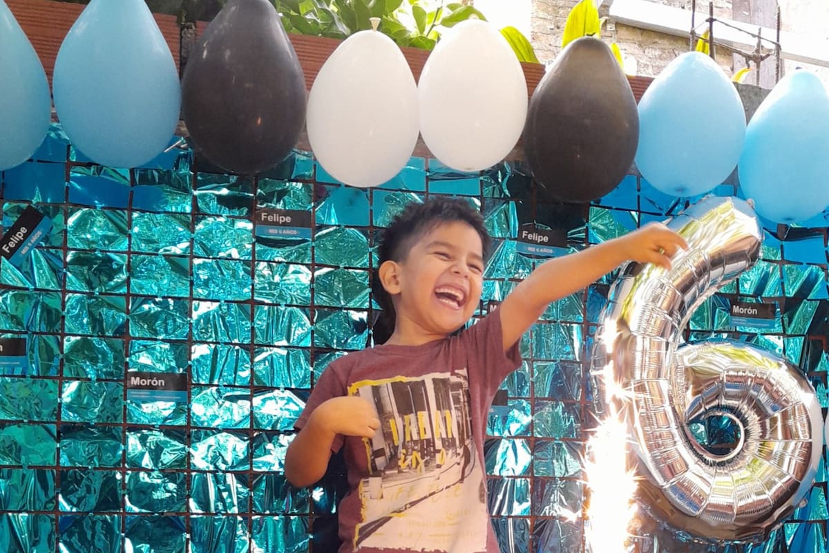 La emoción de un niño al elegir su temática de cumpleaños