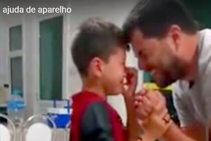 La emoción de un niño sordo al volver a escuchar