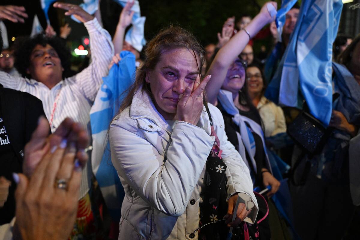 La emoción de una militante del Partido Blanco al confirmarse que Álvaro Delgado pasó al balotaje