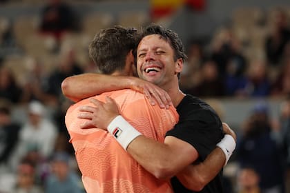 La emoción del argentino Horacio Zeballos, abrazando al español Marcel Granollers, campeones de dobles en Roland Garros