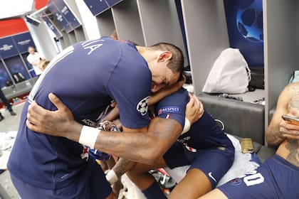 La emoción del vestuario de PSG, ese abrazo entre Di María y Mbappé que encierra felicidad y desahogo; después de tantas frustraciones, el equipo parisino está en la final de la Champions por primera vez