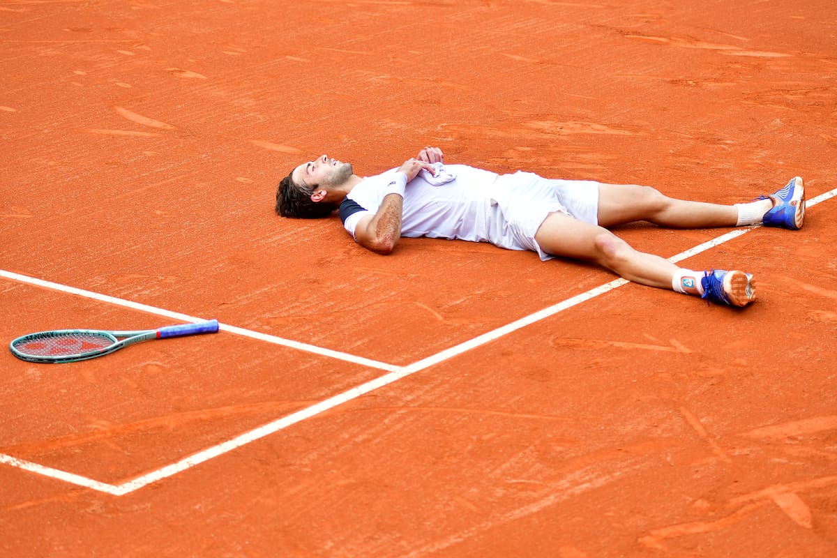 La emoción y el alivio de Tomás Etcheverry tras derrotar a Vit Kopriva en las semifinales del Río Open: el partido comenzó ayer a la tarde y se interrumpió por la lluvia y el calor extremo