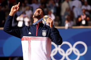 La emocionada celebración de Novak Djokovic al obtener la medalla dorada olímpica en París 2024, el único título grande que le faltaba a su legndaria carrera en el tenis