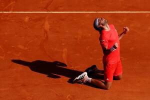 Tsitsipas vuelve al top 10, se candidatea para Roland Garros y revalida a los jugadores de revés a una mano