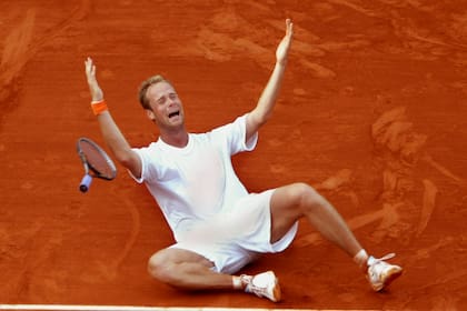 La emocionante celebración del neerlandés Martin Verkerk al vencer a Carlos Moya en los cuartos de final de Roland Garros 2003; luego vencería a Guillermo Coria y caería en la final con Juan Carlos Ferrero