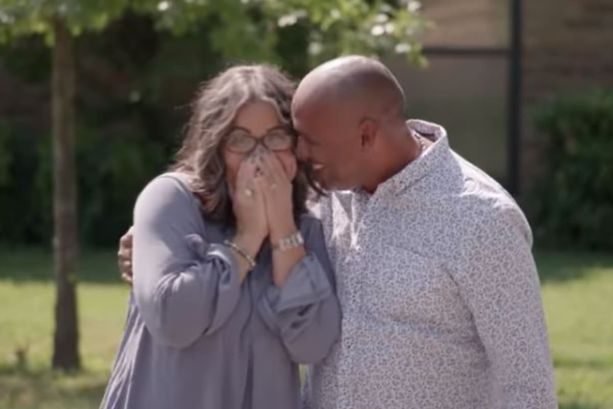 La emocionante reacción de una pareja latina que tras compra una casa tipo rancho la transformó a un increíble estilo mediterráneo. Imagen: HGTV