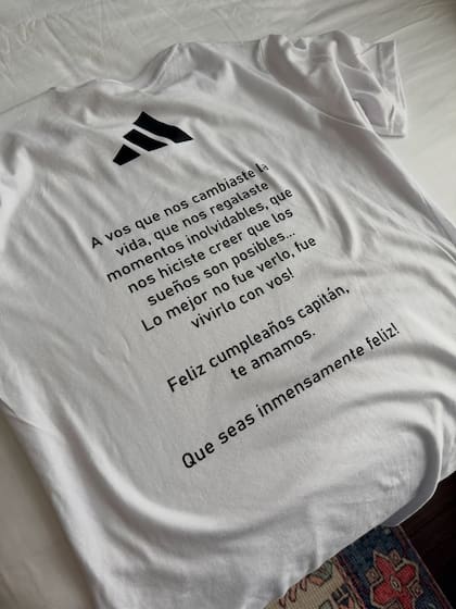 La emotiva frase que tenía la remera de los jugadores