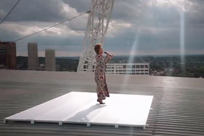 La emotiva interpretación de Emely Sandé desde el techo del estadio de Wembley