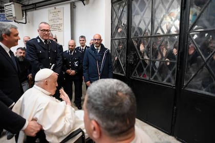 La emotivo foto del Papa saludando a los presos de la cárcel "Regina Coeli" en el Jueves Santo; fue su última salida del Vaticano