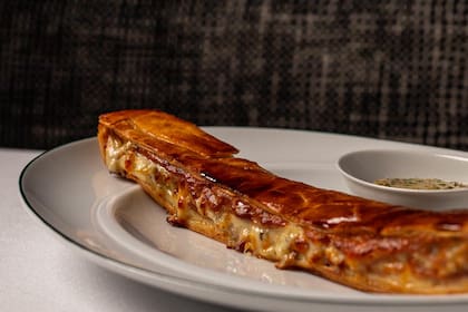 La empanada de pollo a la portuguesa sale con una emulsión de morrón; la tarta lleva jamón cocido de producción propia y un blend de quesos