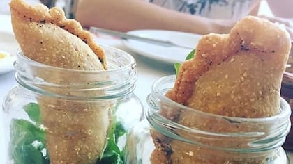 El colmo de la ridiculez gastronómica: la empanada en frasco