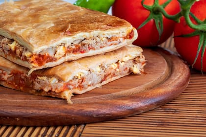 La empanada gallega, hecha principalmente de atún, es una de las comidas tradicionales del Viernes Santo, donde no se puede comer carne