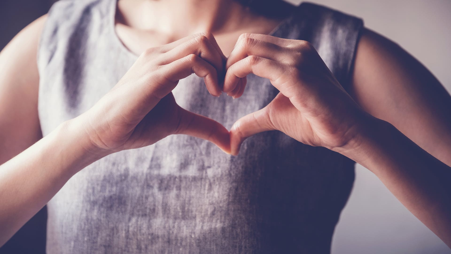 La empatía es la capacidad de conectar emocionalmente con la vivencia del otro. Implica poder reconocer ese estado, entenderlo e integrarlo a la propia experiencia