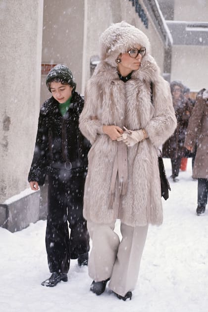 La emperatriz Farah Diba Pahlavi con su hijo Reza Pahlavi, en 1976, en Saint-Moritz, Suiza (Photo by Bertrand LAFORET/Gamma-Rapho via Getty Images)
