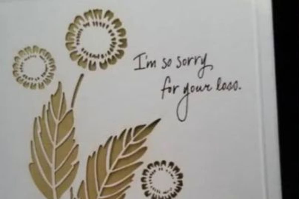La empleada le dio una tarjeta de lamentación con una sorpresa en su interior. Fuente: Reddit