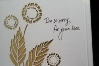 La empleada le dio una tarjeta de lamentación con una sorpresa en su interior. Fuente: Reddit